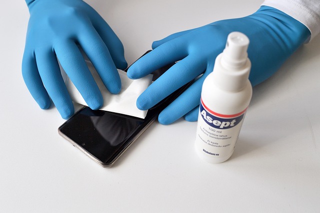 Zaštitne rukavice i dezinfekciono sredstvo pripremljeni za tretman površina