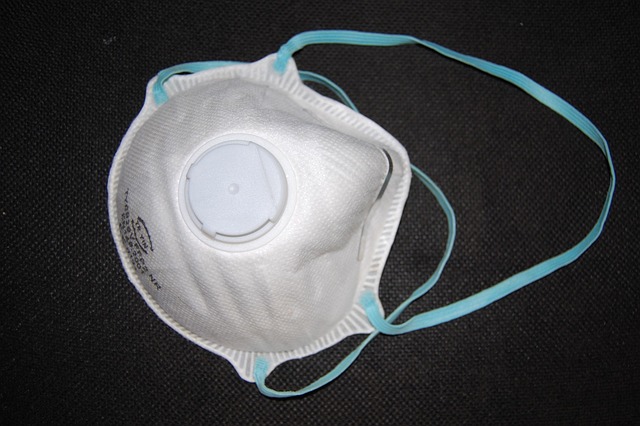 Zaštitna maska FFP2 na crnoj površini – simbol sigurnosti u dezinfekciji