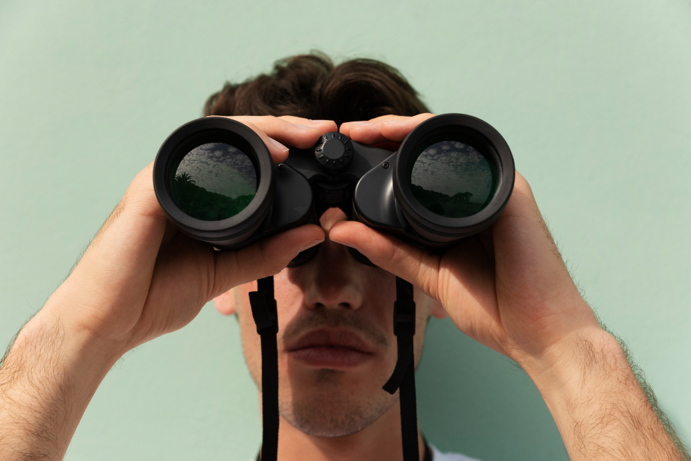 Osoba sa dvogledom – simbol planiranja i vizije